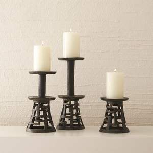 Portavelas decorativo de Navidad de metal de hierro tradicional con detalles de desplazamiento atemporales para una sensación de vacaciones vintage - Product Image 1