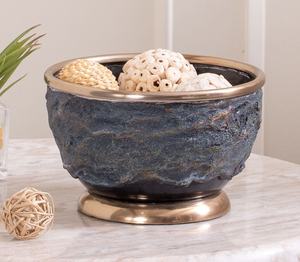 Bol décoratif en métal texturé avec bordure dorée et base pour table centrale de luxe - Product Image 1