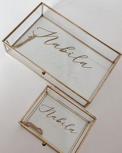 Impresionante joyero de latón y vidrio con detalles decorativos grabados a mano diseñados para almacenar y proteger adornos preciados - Product Image 6