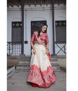 Ensemble Lehenga Choli de créateur dernier cri avec Dupatta assorti et chemisier élégant pour femmes tenue traditionnelle indienne pour les occasions - Product Image 1