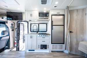 Sprinter 3500XD Isata Serie 3 2023 ~7,500 Millas, Turbodiésel V6, Deslizador de Pared, Cama Queen-Size - Product Image 4