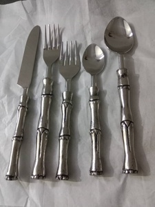 Diseño de moda de cucharas y cubiertos, hechos de metal de alta calidad, utilizados en hogares y restaurantes. - Product Image 3