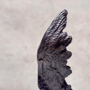 Dernier design Sculpture en métal Ornement enduit de noir pour la décoration de la maison et de l'hôtel Statue pour la décoration de la table et du salon Tarif de gros - Product Image 4