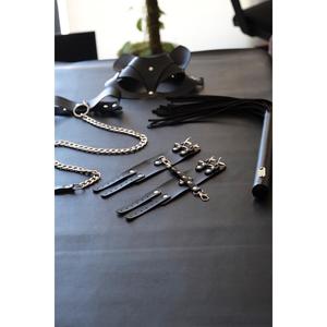 Set nero fantasia, frusta, manette, guinzaglio, maschera, con borsa in pelle personalizzata con il tuo nome