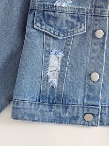 Veste en jean déchirée pour femme avec détails déchirés, boutonnée sur le devant, style décontracté, pour l'automne, couleur unie, tissu en coton, élégante - Product Image 4
