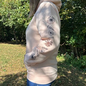 ชุดเซ็ต 2 ชิ้น เสื้อฮู้ดครอปดีไซน์ใหม่สำหรับผู้หญิงใส่หน้าร้อน พร้อมกางเกงทรงสกินนี่จีบเหนือเข่า ผลิตจากผ้าโพลีเอสเตอร์เนื้อนุ่ม แห้งเร็ว รับสั่งทำได้ - Product Image 2