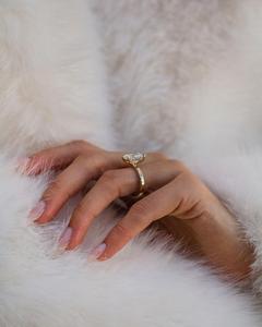 Bague de fiançailles Solitaire Moissanite coupe rayonnante 12x8mm en serti or classique à quatre griffes | Bijoux fins de mariage de mariée - Product Image 3