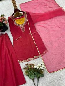 Nouvelle collection de créateurs Simar Silk In-Style Kameez pour les fêtes Brodé Top-Bottom Dupatta Set Entièrement cousu Prêt à porter - Product Image 4