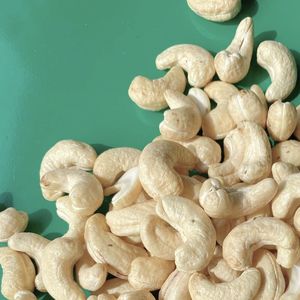 เม็ดมะม่วงหิมพานต์แบบเม็ดมะม่วงหิมพานต์ดิบจากเวียดนามราคา W180เม็ดมะม่วงหิมพานต์ทั้งเม็ดมะม่วงหิมพานต์ฟรีภาษี - Product Image 1