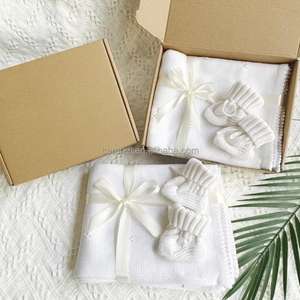 Nouveau-né 2 pièces couverture en <span class=keywords><strong>tricot</strong></span> de coton le plus doux et chaussons broderie nom personnalisé ensemble cadeau couvertures <span class=keywords><strong>d</strong></span>'<span class=keywords><strong>emmaillotage</strong></span> chaussettes infantile - Product Image 5