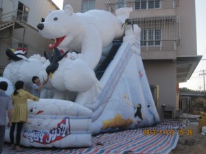 Grand toboggan gonflable en PVC blanc pour enfants, équipement d'amusement pour le plaisir de glisse - Product Image 1