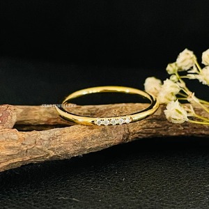 Anillo Cristiano Minimalista para Mujer con Cinco Diamantes Engastados en Oro Sólido de 14K para Regalo - Product Image 1