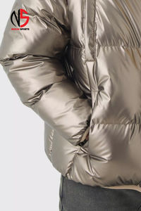 Chaqueta de Invierno Acolchada para Hombre de Alta Calidad, con Capucha y Forro de Peluche, Color Marrón, Personalizable, Resistente al Viento, Impermeable, Cálida, Elegante y Brillante - Product Image 6