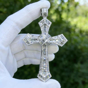 Pendentif Croix de Luxe en Moissanite Diamant, Pierre Blanche Taille Baguette, Bijou Religieux Spectaculaire - Product Image 1
