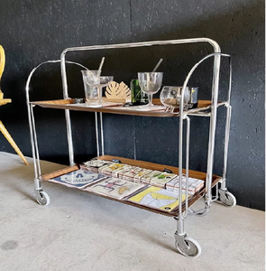 Carrito de Servicio de Dos Niveles con Aspecto de Mármol y Metal Dorado, Bandejas Rectangulares, Estilo Contemporáneo, Disponible a Precio de Mayoreo - Product Image 3