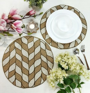 Camino de Mesa y Manteles Individuales Bordados Modernos con Cuentas, Hechos a Mano, Ecológicos y Personalizables para Decoración de Comedor - Product Image 6