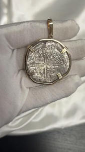 Accesorios chapados en oro auténtico de 14 quilates, moneda de Atocha auténtica, colgante de bisel Potosi Minit de grado 1 Real 8 para Unisex - Product Image 4