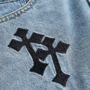 Pantalones cortos de mezclilla con estilo personalizados OEM para mujer, pantalones cortos de mezclilla bordados con dobladillo crudo para mujer, pantalones vaqueros personalizados para mujer, pantalones cortos lavados de cintura alta - Product Image 3