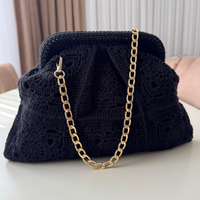 Tas Selempang Rajut Hitam Buatan Tangan Ringan dengan Lapisan Satin, Tas Selempang Rajut Chic dengan Tali Rantai Emas, Estetika Minimalis