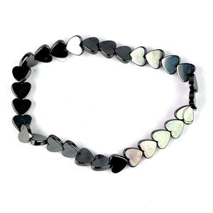 Bracelet en hématite Chakralume avec perles en forme de cœur, coquille de nacre naturelle, bijoux unisexes tendance du Rajasthan - Product Image 1