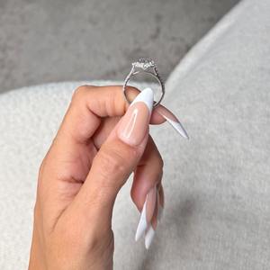 Anillo de Compromiso con Diamante Cultivado en Laboratorio de Corte Ovalado de 4.50 Quilates, Halo y Pavé, Certificado IGI, Oro Blanco de 18k, Claridad VVS, Color F - Product Image 2