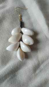 Pendientes de concha de vaca hechos a medida, hechos de conchas naturales, ideal para uso por diseñadores de joyería de moda y accesorios de moda - Product Image 3