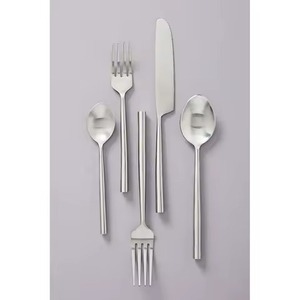 Juego de Cubiertos de Alta Calidad en Metal con Diseño Elegante y Acabado Mate Plateado con Mango Mate Dorado - Product Image 6