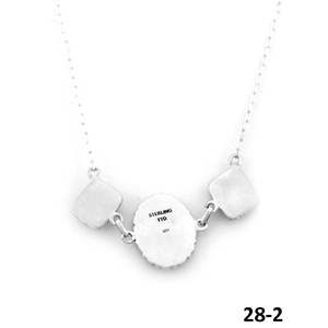 Collier Santa Maria à motif géométrique du sud-ouest, fait main avec du buffle blanc et de la turquoise, en argent sterling - Product Image 4
