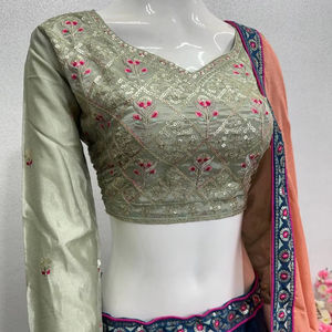 Tenue de mariée Lehenga Choli en chinon lourd avec broderie en fausse fourrure et dupatta pour les occasions de fête, design réversible - Product Image 2