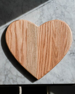 Planche à découper en forme de cœur en bois naturel de haute qualité, fabriquée à la main par les meilleurs artisans |   Planche à découper de cuisine en bois massif durable - Product Image 2