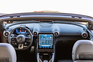 Mercedes-AMG SL43 2023 con Motor Turboalimentado de 2.0 Litros y Cuatro Cilindros en Línea, Transmisión Automática de 9 Velocidades - Product Image 5