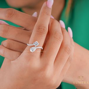 Bague Statement Toi Et Moi en diamant avec pierres de taille poire et princesse, tige incurvée avec micro-pavé de diamants, pour femme - Product Image 3