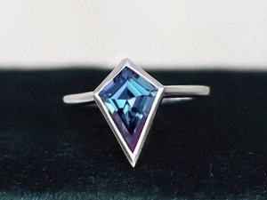 Anillos de compromiso de diamantes cultivados en laboratorio con corte de cometa azul con vástago dividido personalizado en oro macizo de 14 quilates, anillo elegante de moda - Product Image 3