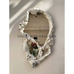 Cadre de miroir mural en métal antique unique fabriqué à la main avec de délicates sculptures florales pour une touche intérieure sophistiquée - Product Image 1