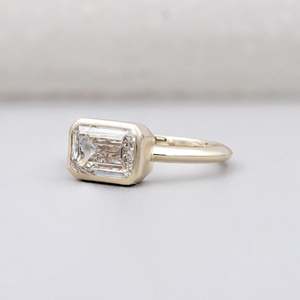 Bague de fiançailles en émeraude taillée en diamant cultivé en laboratoire East West, certifiée IGI, bijoux de mariage élégants - Product Image 3
