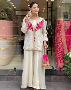 Perfect Match Ensemble 2 pièces moderne Salwar Kameez Ensemble élégant haut et bas pour femmes à la mode et confortable pour les occasions de fête - Product Image 1