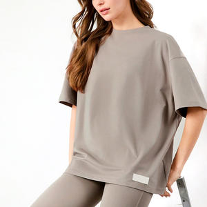 Conjunto de entrenamiento de 2 piezas transpirable con estampado personalizado OEM para mujer, camiseta de tela acanalada, mallas decoradas con botones de encaje para ropa deportiva de gimnasio - Product Image 1