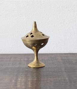 Brûleur d'encens en métal doré élégant, style minimaliste, parfait pour la décoration de la maison, la méditation, le temple et le bureau, vente en gros en provenance d'Inde - Product Image 1