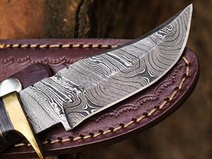 Venta al por mayor personalizable hecho a mano Damasco hoja de acero Skinner cuchillos cuerno mango cuero vaina alta calidad caza ODM OEM - Product Image 3