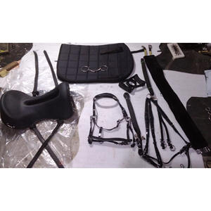 Sillas de Montar PODIUM de Alta Resistencia, Almohadillas de Visón, Estribos, Bridas, Pecheras, TAMAÑO 15 16 17 18, 70 dólares - Product Image 1