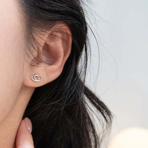 Adorables Petites Boucles d'Oreilles Clous Œil Maléfique pour Femme en Argent Sterling 925 avec Design Creux, Style Tendance et Mignon pour Fêtes ou Cadeaux - Product Image 2