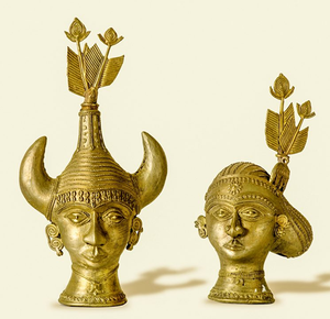 Sculpture d'art Dokra de têtes tribales à cornes, ensemble de masques en laiton antique, disponible au prix de gros. - Product Image 1