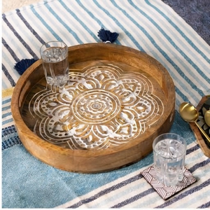 Plateau décoratif rond en bois de manguier avec motif mandala abstrait sculpté, style bohème, plateau de service en bois artisanal - Product Image 1