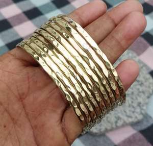 Brazalete de Hoja Bohemia Hecho a Mano en Oro para Mujer, Brazalete de Latón de 15 mm Personalizable para Bodas o Aniversarios - Product Image 1