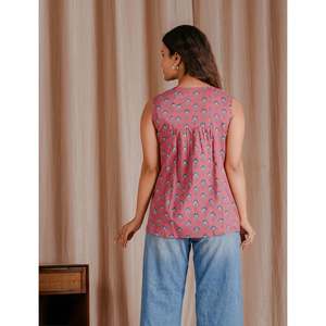 Top Corto de Algodón Transpirable Rosa con Estampado de Bloques Mulmul y Tejido Butti - Product Image 6