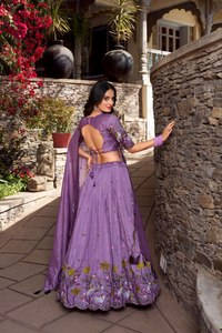 La colección Lehenga Choli de diseñador moderno más esperada para fiestas de Navratri que le presenta la última Lehenga más hermosa para - Product Image 5