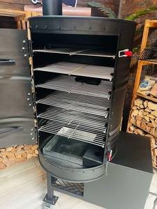 Parrilla Vertical Negra para Ahumar con Campana, Ruedas y Caja para Astillas de Madera - Product Image 4