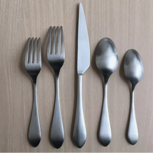 Ensemble de couverts en acier inoxydable martelé moderne et unique, cuillères et fourchettes argentées pour les fêtes par Khanh Dang - Product Image 1