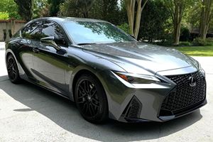 Lexus IS 500 Premium ปี 2023 สภาพดีเยี่ยม เครื่องยนต์ V8 472 แรงม้า สีเทาคลาวด์เบิร์สต์ ปรับแต่งน้อยมาก - Product Image 2
