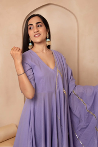 ชุดอังกรากะผ้าฝ้ายสีม่วงอมเทา ดูป ชวา ไมรา พร้อมผ้าคลุมไหล่ผ้าฝ้ายเข้าชุด สำหรับผู้หญิง สวมใส่ในงานปาร์ตี้หรืองานเฉลิมฉลอง ให้ลุคสง่างามแบบดั้งเดิม - Product Image 3